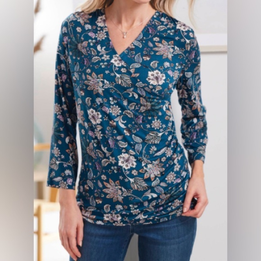 NEW - NorthStyle Navy Filigree Floral Surplice Large Top. NQ286.